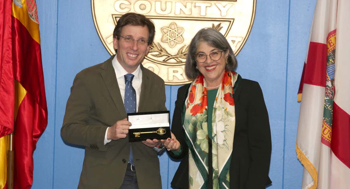 El alcalde de Madrid, José Luis Martínez-Almeida, recibe las llaves del Condado de Miami de las manos de su alcaldesa, Daniella Levine Cava.