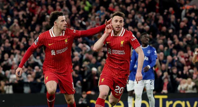 El Liverpool gana el derbi al Everton y mantiene los 12 puntos con el Arsenal