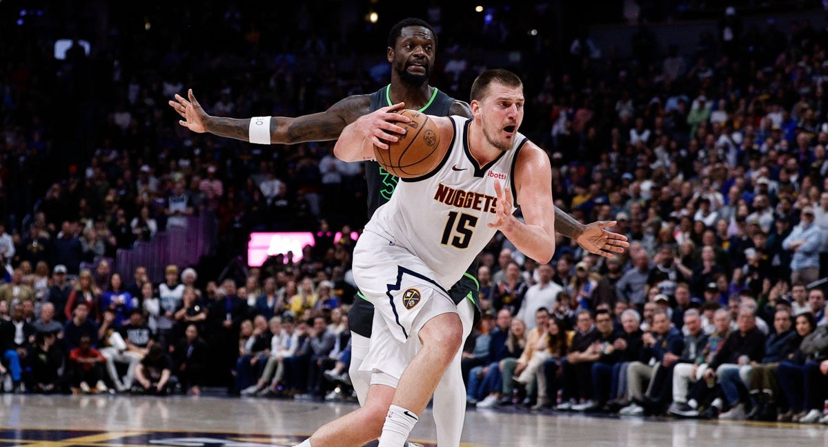 Nikola Jokic entra a canasta ante Randle.