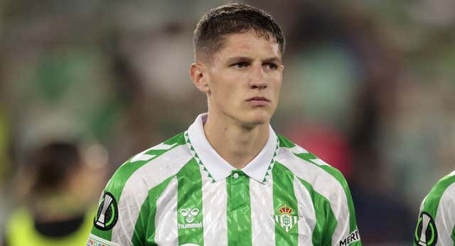 El niño que le pedía fotos a Bartra y también se educó en el Barça: «Desde pequeño ya te decían cómo tenías que dar la mano»