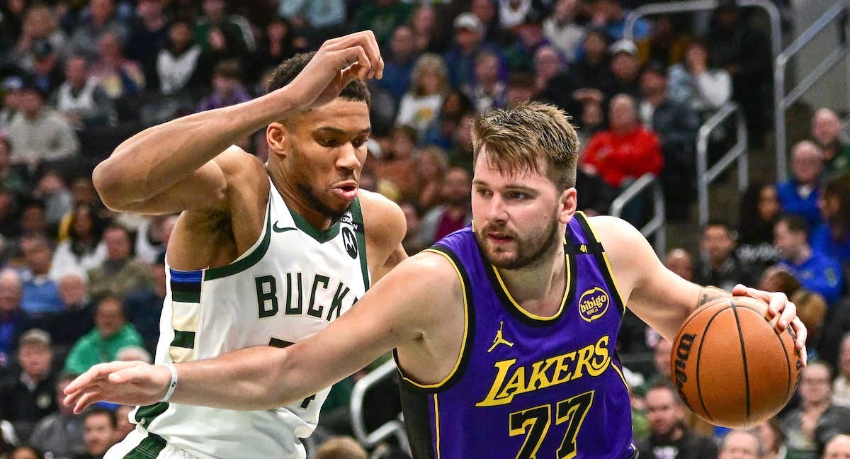 Luka Doncic y Giannis Antetokounmpo cara a cara en la NBA./REUTERS