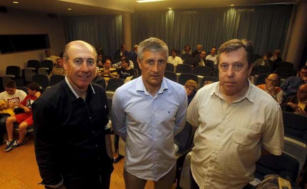 Santi Segurola, con Quique Setién y Manu Sarabia.  Celedonio