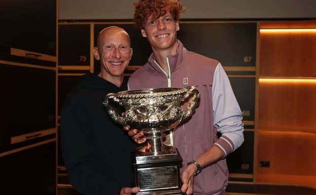 Umberto Ferrara y Jannik Sinner, tras el título del Open de Australia en 2024.  Instagram/Ferrara