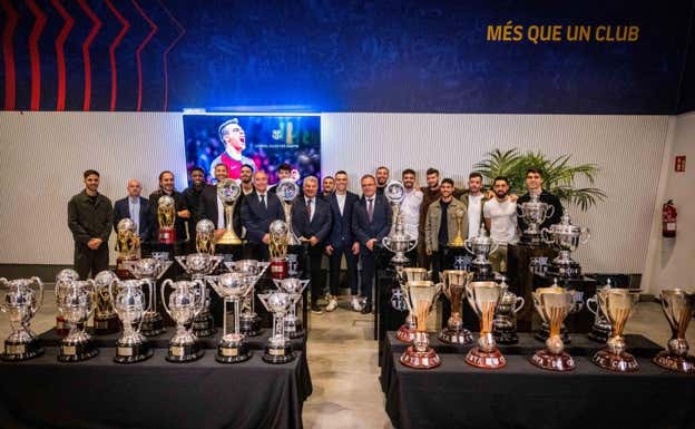 Sergio Lozano posa con la directiva, cuerpo técnico y jugadores azulgranas y sus 27 títulos.  FCB SALA