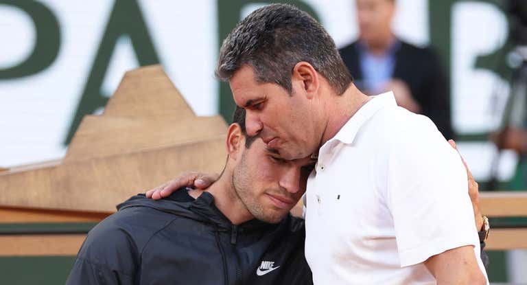 Carlos Alcaraz abraza a su padre después de conquistar Roland Garros en 2024.