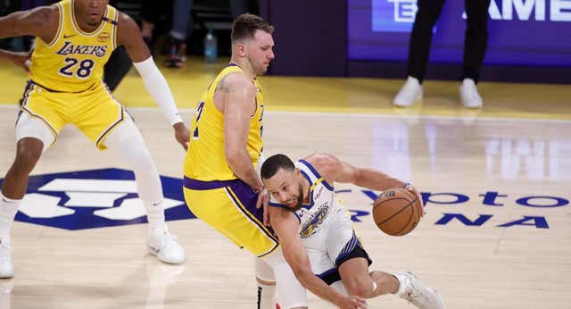 Stephen Curry manda un aviso a los Lakers para los playoff delante de Pau Gasol y David Beckham