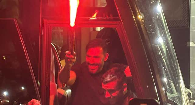 La bengala de Eder Sarabia que explica una nueva filosofía del líder y “referencia mundial” Elche: “No nos metimos con nadie y disfrutamos de la vida”