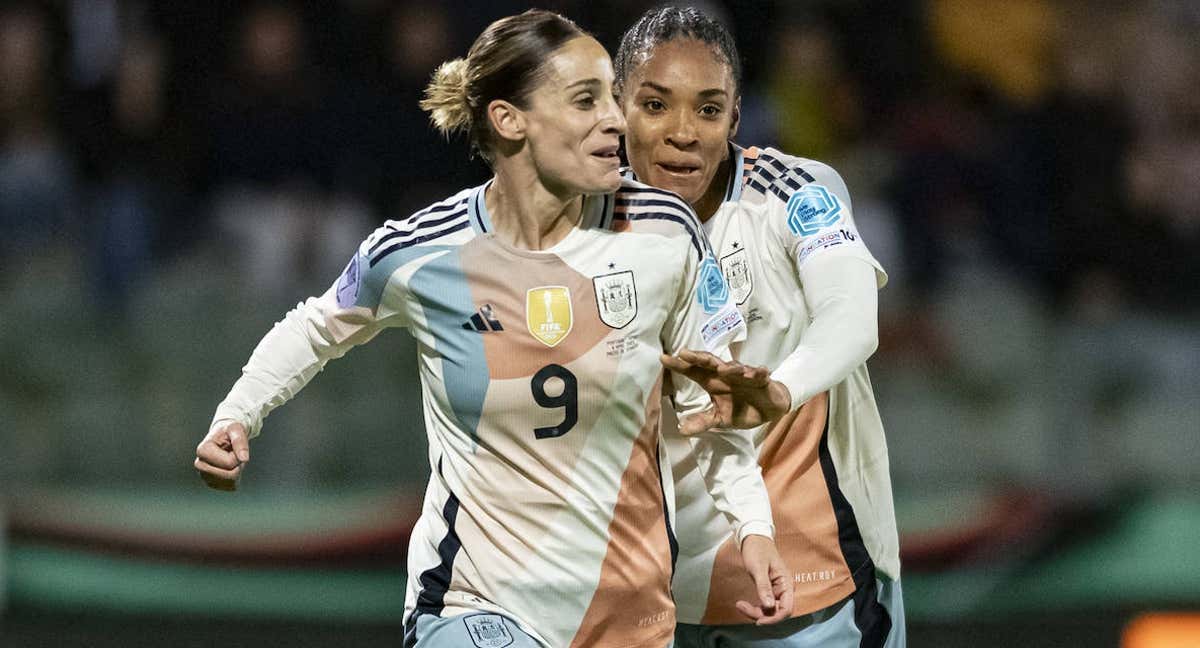 Esther González y Salma Paralluelo celebran un gol de la Selección ante Portugal en la Nations League.