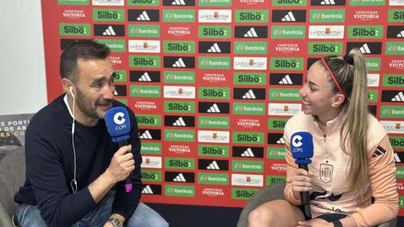 Juanma Castaño entrevista a Athenea del Castillo durante la última concentración de España para la Nations League femenina/COPE