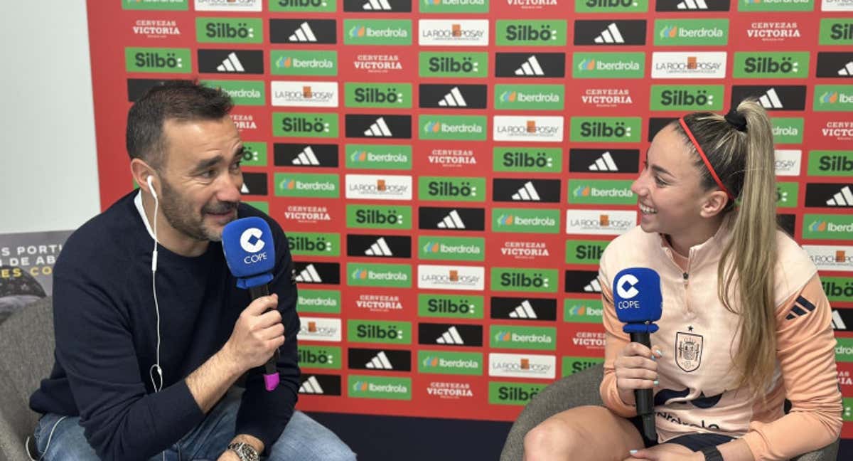 Juanma Castaño entrevista a Athenea del Castillo durante la última concentración de España para la Nations League femenina