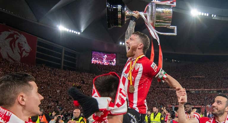 Iker Muniain levanta el trofeo a la afición rojiblanca en La Cartuja.