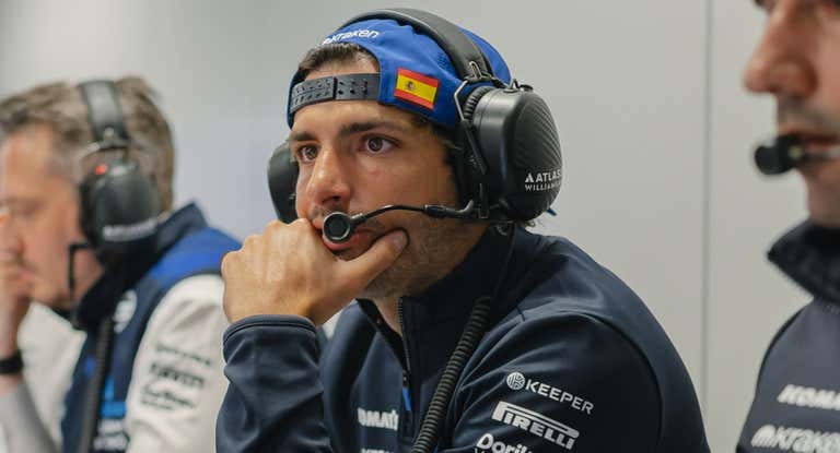 Carlos Sainz reunido con Williams en Suzuka.