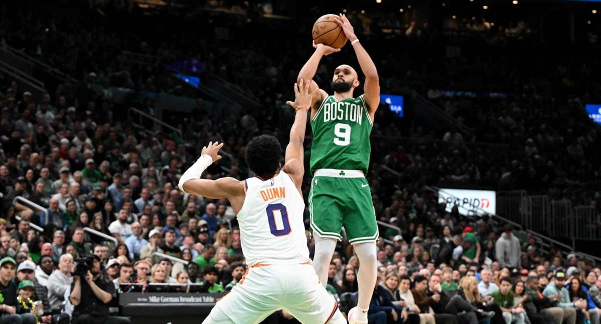 Derrick White tira de tres ante los Suns.