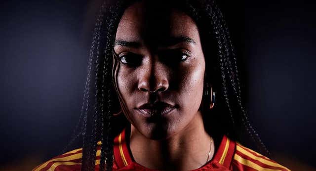Salma Paralluelo corona la cima de su enigmático plan como estrella del momento en la Selección y en el Barça