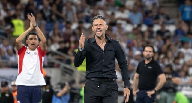 Monterrey se olvida del ‘sapo’ que filtró la salida de tono de Sergio Canales con un festín