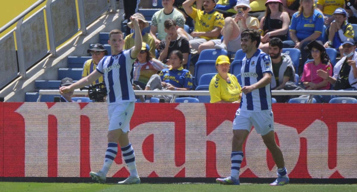 Sergio Gómez celebra el gol en compañía de Jon Mikel Aramburu.