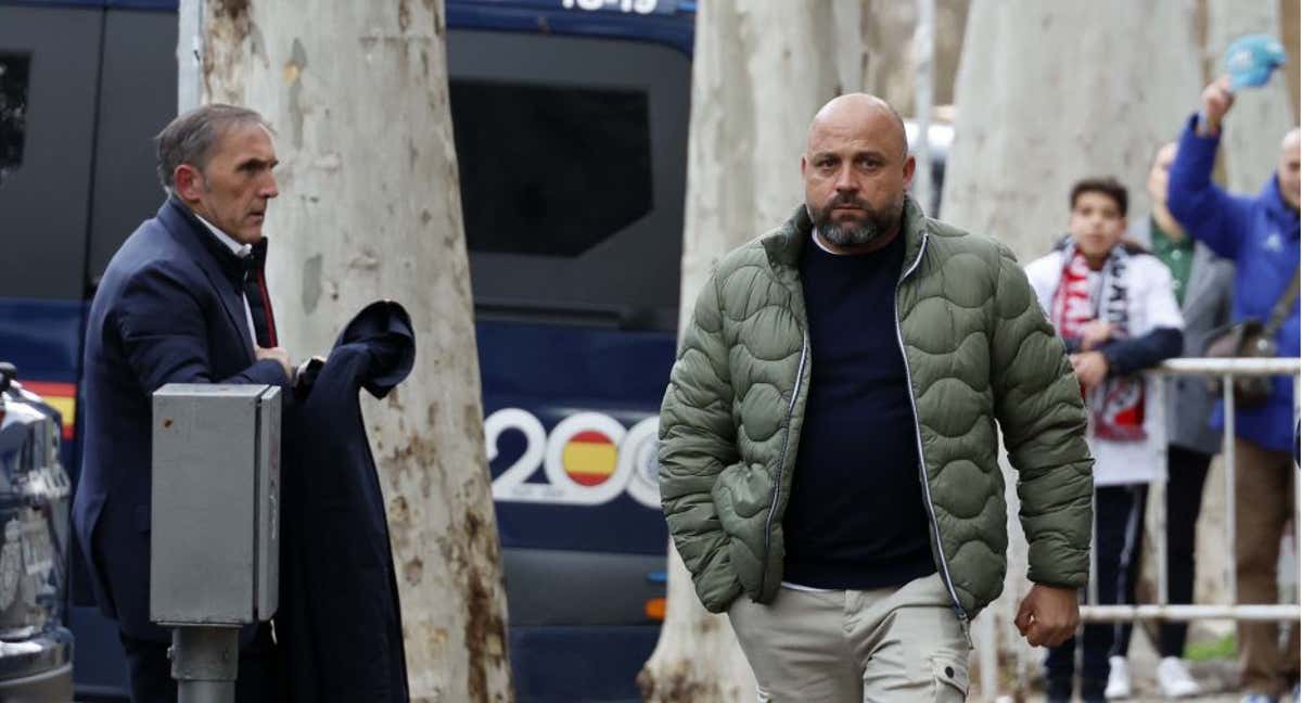 Manolo González y Fran Garagarza, saliendo del autocar antes de jugar en Vallecas.
