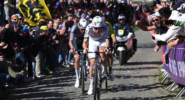 La pica en Flandes la pone Pogacar, que hunde a Van der Poel en su terreno y ya mira a la historia