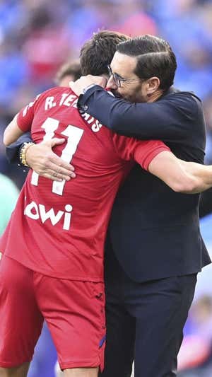 Abrazo entre Terrats y Bordalás LALIGA