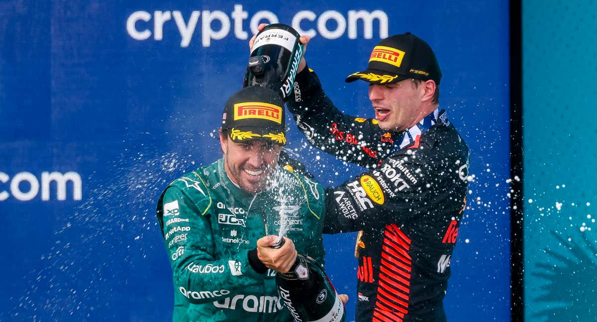 Fernando Alonso y Max Verstappen, celebrando en el podio de Miami en 2023.
