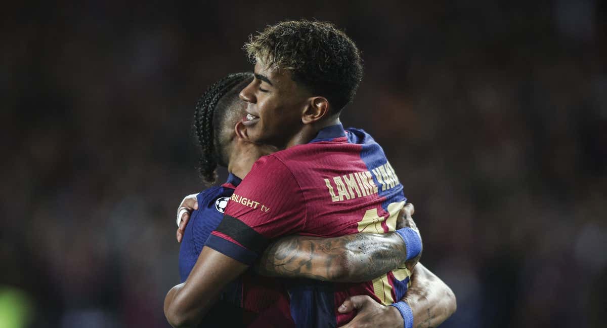 Lamine Yamal celebra con Raphinha el gol que le marcó al Benfica.