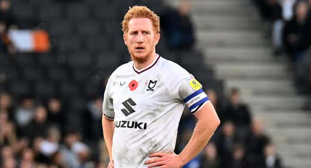 El último capitán de una «rivalidad única e incendiaria» del fútbol inglés: más de 900 partidos y un brazalete histórico