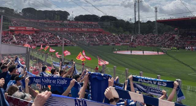 Un vídeo de la afición del Alavés en Montilivi pone en el foco las ‘jaulas’ de las gradas visitantes