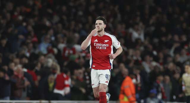 Dos zambombazos de Declan Rice y una mirada al banquillo le señalan al Real Madrid algunas de sus mayores carencias: ‘Iba a centrar, pero vi la barrera…’
