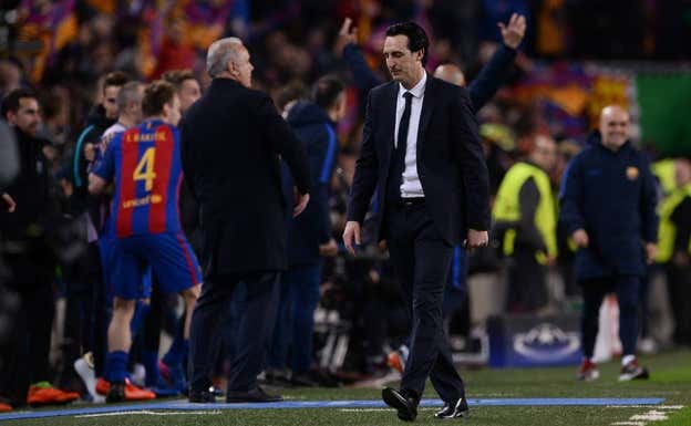 Emery lamenta la eliminación del PSG contra el Barcelona en 2017. REUTERS