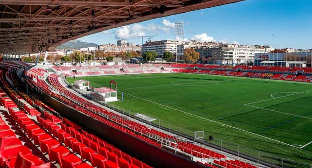 Una carta a la federación abre el melón del césped prohibido en Primera RFEF… pero no en Champions: «Puede generar conflictos sociales y éticos»