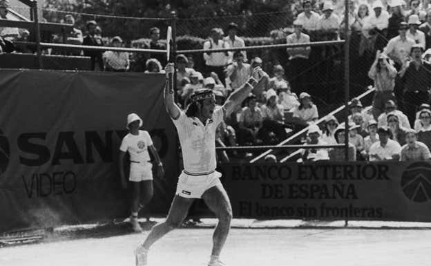Guillermo Vilas celebra el título de 1982 tras vencer en la final a Ivan Lendl.  Central Press/Hulton Archive/Getty Images