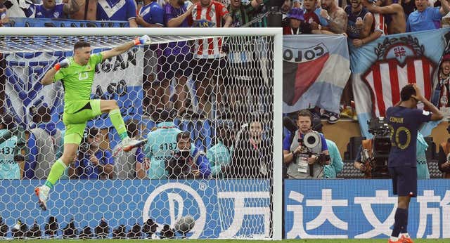 ¿Por qué pitan a Dibu Martínez cada vez que toca el balón en Francia? «Lo entiendo, pero cuando se le conoce es buen chico»