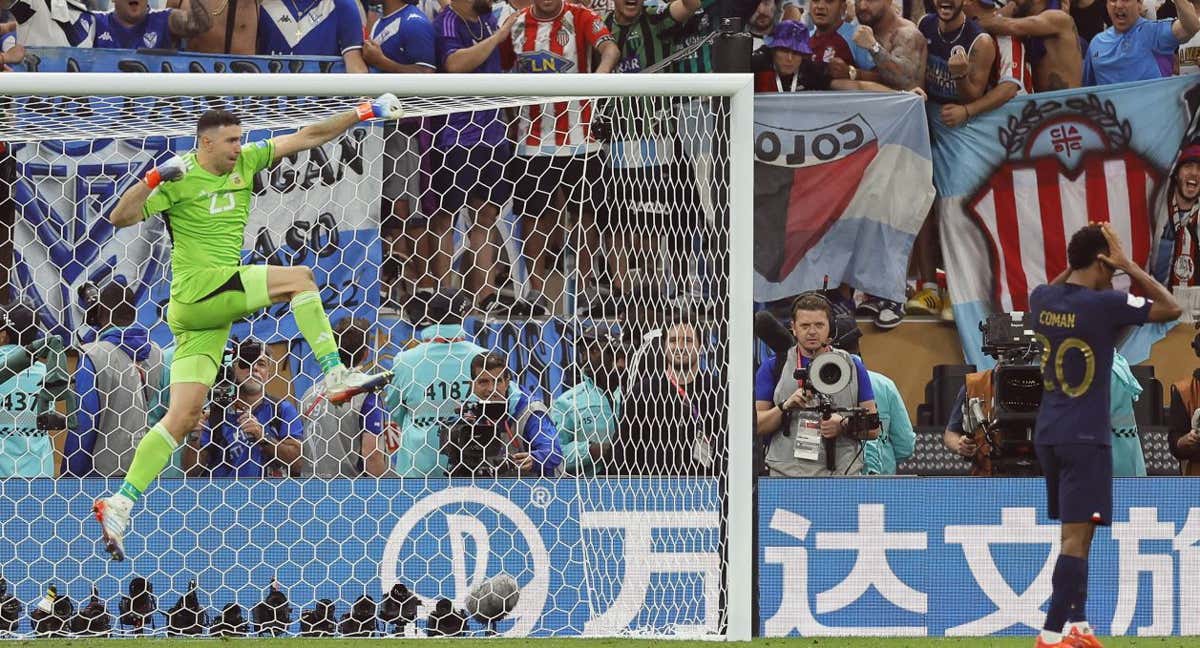 El 'Dibu' Martínez celebrando uno de los penaltis errados por Francia en el Mundial de Catar.