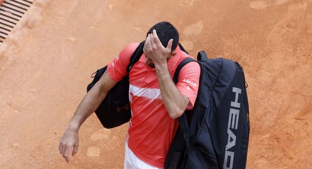 Dos minutos de rueda de prensa y latigazos de Djokovic: «Lo siento por los espectadores que tuvieron que presenciar esto»