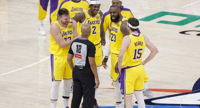 Un pique con un aficionado saca de sus casillas a Luka Doncic, que termina expulsado y desquicia a los Lakers