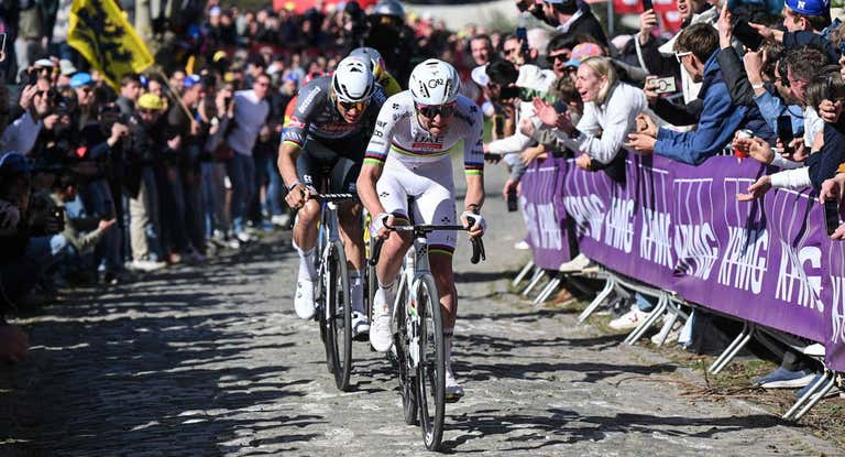Tadej Pogacar realiza su movimiento ganador en el Tour de Flandes.