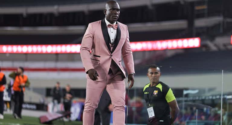 Segundo Castillo, técnico del Barcelona de Guayaquil, a su entrada en el Monumental.