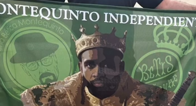 Bakambu reacciona a la bandera que le han hecho los vecinos de Montequinto, tras ganar al Jagiellonia.