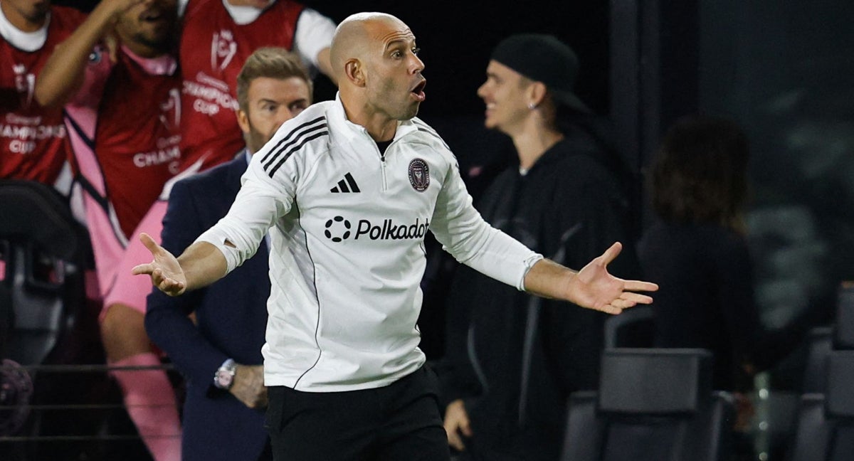 Javier Mascherano viviendo al máximo el partido desde la banda.