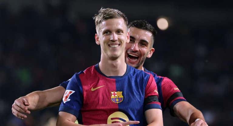 Dani Olmo celebra un gol con Ferran.