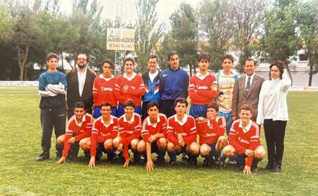 Ana Comino posa al lado de Matías López con el equipo juvenil dirigido por Vicente.