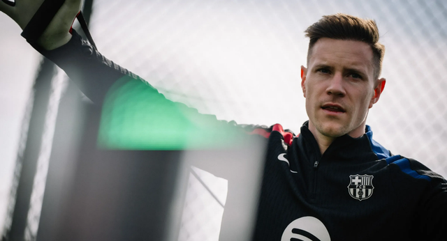 Tras el abrazo entre Ter Stegen y Szczesny hay un embudo de porteros en el Barça que se extiende hasta La Masia