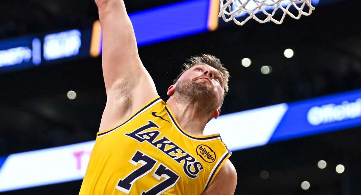 Luka Doncic machaca en el partido ante los Rockets.