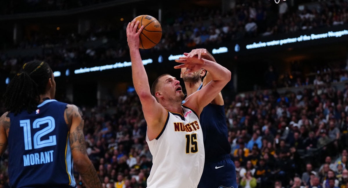 Santi Aldama intenta taponar la entrada de Jokic.