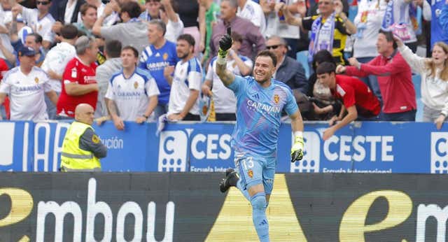 Poussin, portero del Zaragoza, marca a tres minutos del final al meta que marcó la semana pasada: «Quería ser jugador de campo»