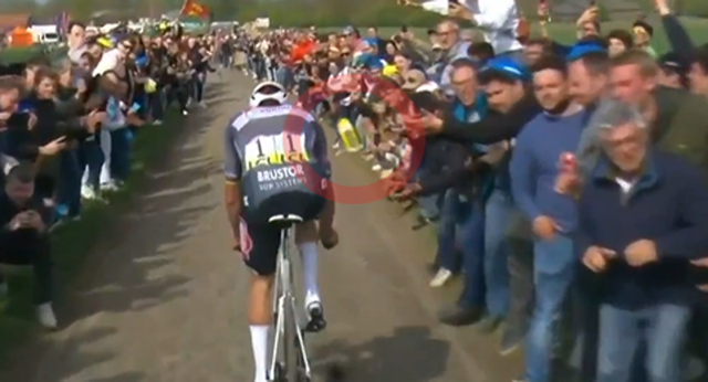 Van der Poel estalla tras recibir un ‘bidonazo’ en plena París-Roubaix: “Ha sido un intento de homicidio”