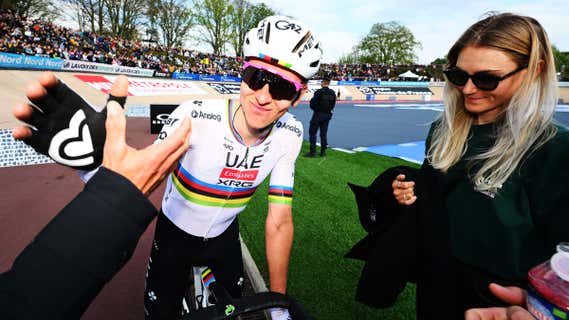 Tadej Pogacar, junto a su pareja, la también ciclista Urska Zigart, tras terminar segundo en su debut en la París-Roubaix./Getty Images