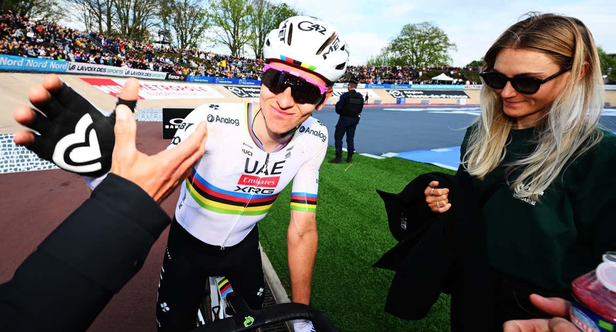 Tadej Pogacar, junto a su pareja, la también ciclista Urska Zigart, tras terminar segundo en su debut en la París-Roubaix.