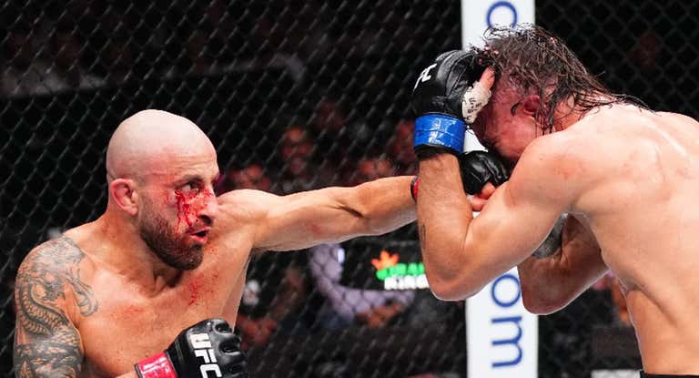 Alexander Volkanvoski golpea a Diego Lopes durante el UFC 314.