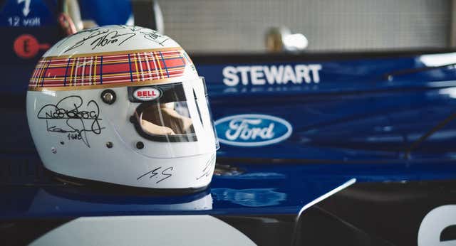 Michael Schumacher ‘reaparece’ y firma un casco de Jackie Stewart con la ayuda de su mujer